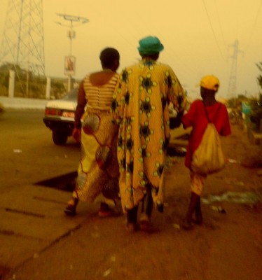 Une famille de mendaints dans une rue de Conakry. Cr&eacute;dit photo: www.bantagni.mondoblog.com