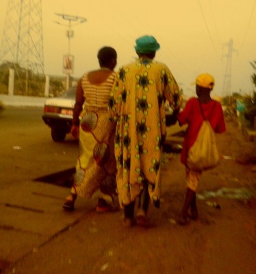 Une famille de mendaints dans une rue de Conakry. Crédit photo: www.bantagni.mondoblog.com