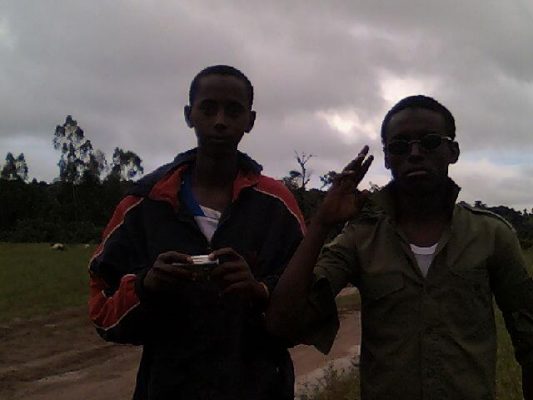 Ibra et moi en 2010 lors d'une balade p&eacute;destre sur le bowal de Touro &agrave; Timbi-Madina